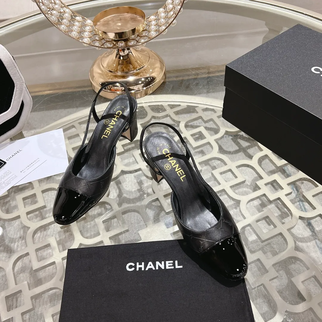 👟👟Ex-factory price 540👟👟 CHANEL Xiangjia 24vs spring and summer new fashion sandals series... Chanel is a very comprehensive noble fashion lifestyle brand. The same models are sold by major fashion bloggers and celebrities in Hong Kong, the United States, and other countries. They are simply beautiful. I fall in love with elegance and the playful sense of the future. I want to own them right away just by looking at them. But you can really think about a pair of exquisite high heels. This series is specially designed for extraordinary and indifferent ladies to create a unique overall effect. CHANEL designs products that inspire women to move forward and highlight their charm... 1️⃣Material: Original customized patent leather + imported sheepskin 2️⃣Inner lining: Original customized imported sheepskin 3️⃣Feet: Original customized imported sheepskin 4️⃣Outsole: Genuine leather sole imported from Italy 5️⃣Heel height: 2.5cm/6.5cm/9cm 6️⃣Number: 34-43 (34.40.41.42.43 customization is not returnable) 7️⃣Packaging: The latest and exquisite full set of packaging at the counter